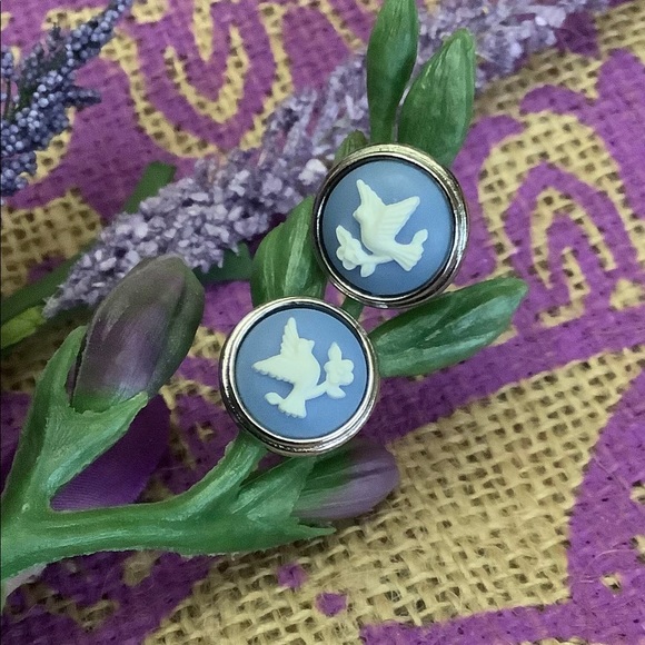 Vintage Avon Dove  Cameo 🕊 Earrings - Picture 1 of 12